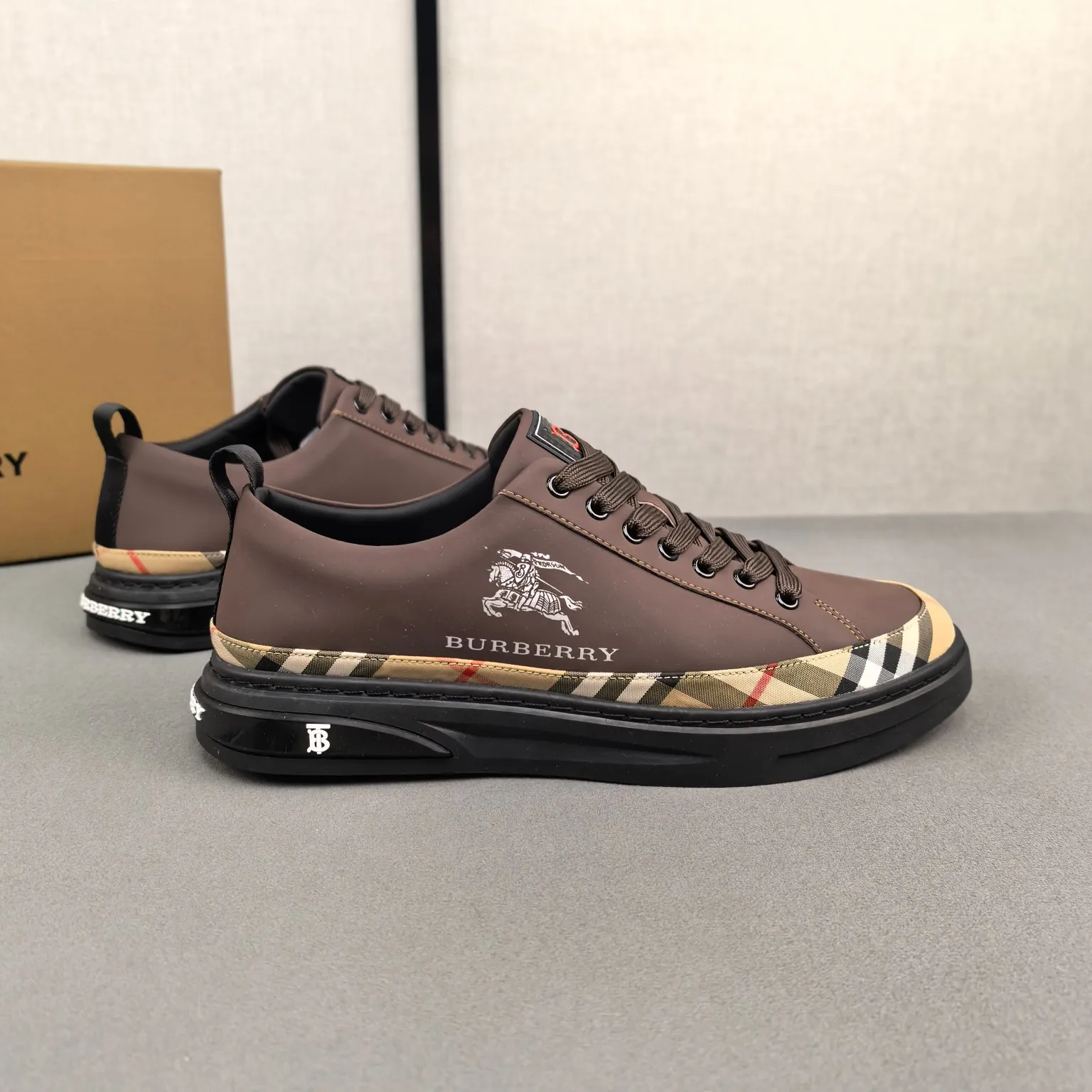 Burberry [Burberry] men's shoes 💰400💰. Fashionable sports and casual shoes, the upper is made of first-layer cowhide with plaid material, first-layer pigskin lining, and rubber outsole. Men's size 38-44.